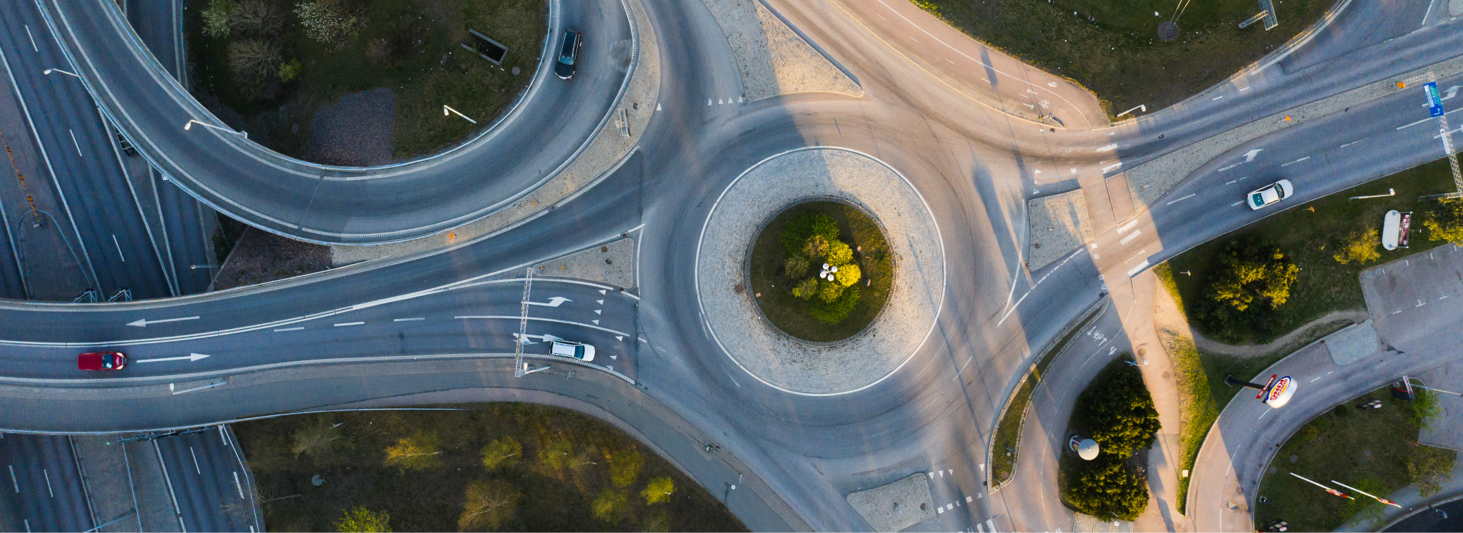 Svensk cirkulationsplats med bilar som åker igenom